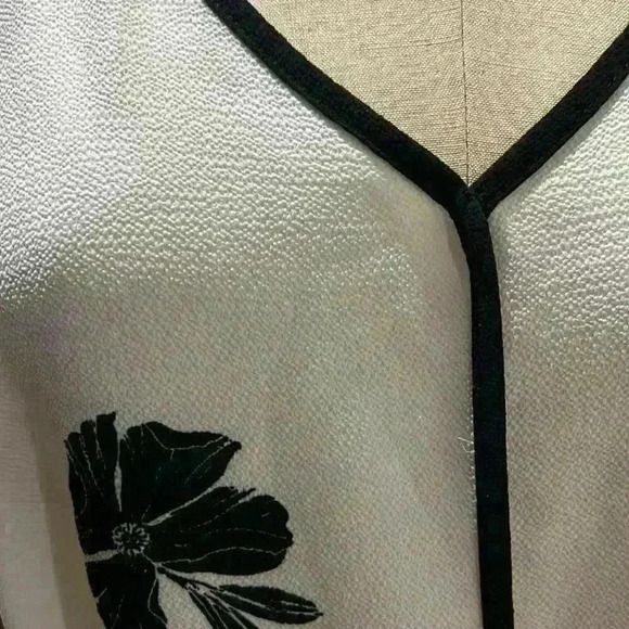 Vince Camuto V-neck sleeveless top. Size S, Fits like a medium. - Picture 4 of 8